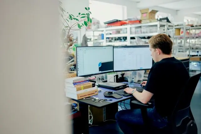 Billede af person i virksomhed, som arbejder ved computer 